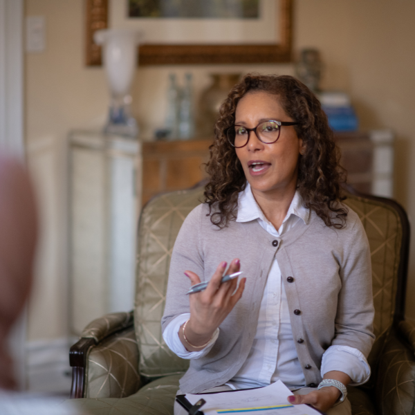 Pflegedienst und Betreuungsdienst-Alltagshilfe CuraVital - Pflegeberater im Gespräch